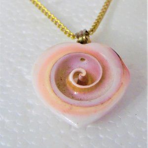 Beautiful 20" chain heart shell Gold tone chain